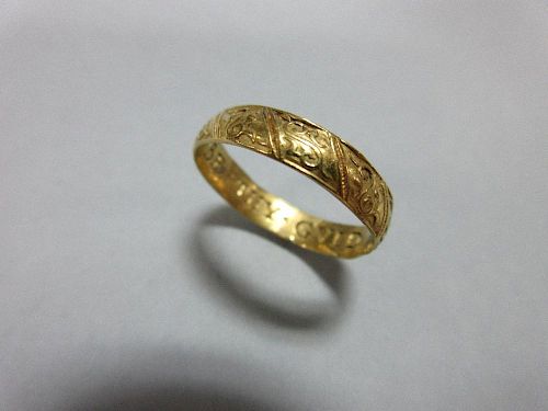 A late 17th century gold posy ring, the outside with diagonally separated fields containing alternat