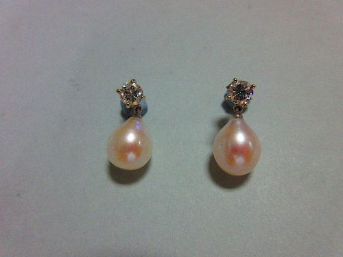 A pair of diamond earstuds with removeable pearl drops, each post of hallmarked 18ct white gold head