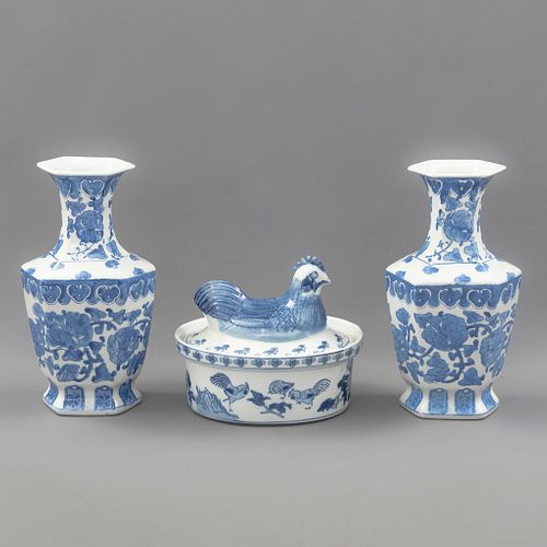 Par de floreros y depósito. China, SXX Elaborados en porcelana tipo pinyin. Decorados con motivos orgánicos y florales en azul cobalto.