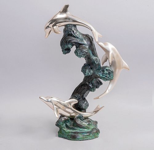 MARTÍN MENDOZA. Delfines nadadores. Firmado. Escultura en resina con electrobaño de plata. Numerada 194/500. Para D'Argenta México.