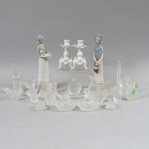 Lote mixto. SXX. Elaborados en porcelana y vidrio opaco. Consta de: 2 damas, 2 candeleros, 2 ceniceros, otros. Piezas: 25