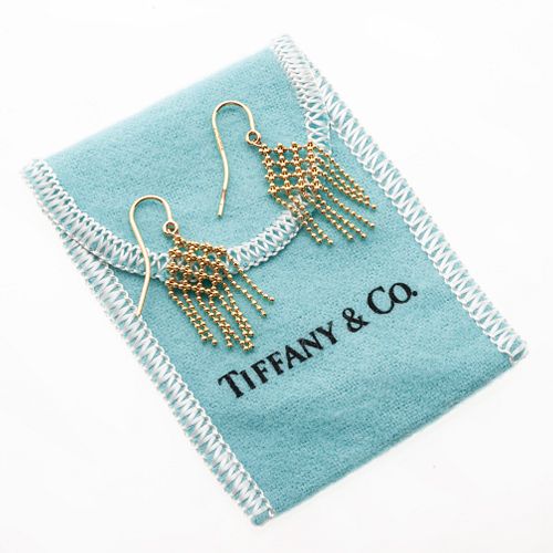 Par de aretes en oro amarillo de 18k de la firma Tiffany & Co. Peso: 2.4 g.
