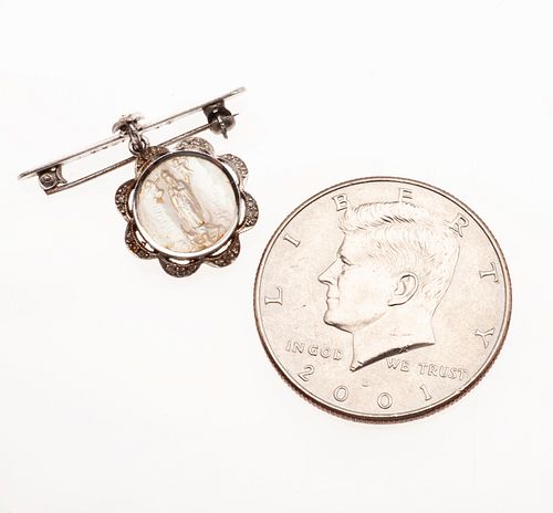 Prendedor y moneda con madreperla en oro blanco de 14k y cuproniquel. Imagen de la Virgen de Guadalupe. Peso: 14.1 g.