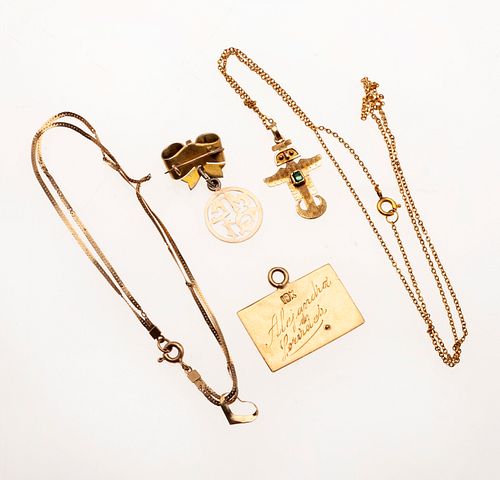 Pulsera, collar, prendedor y dos pendientes en oro amarillo de 10k y 14k. Peso: 9.8 g.