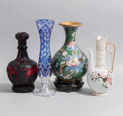 Lote de 4 floreros. Origen europeo, SXX. Elaborados en metal, cristal y porcelana.