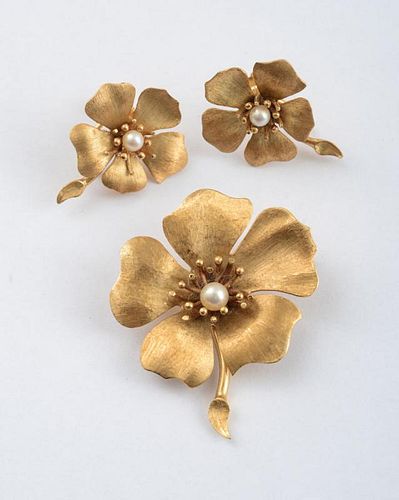 14K GOLD AND CULTURED PEARL FLOWER PIN AND PAIR OF MATCHING EARCLIPS
