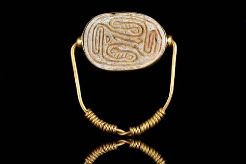 A SWIVEL GOLD RING WITH STEATITE SCARAB