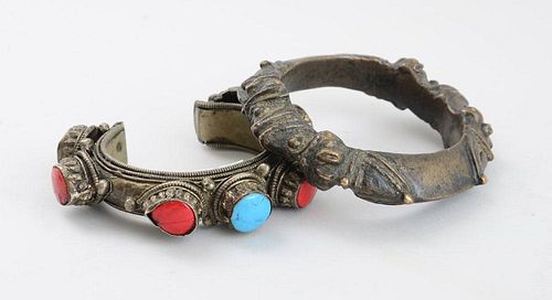 RED AND TURQUOISE GLASS-MOUNTED METAL BRACELET AND A BRONZE RING BRACELET WITH STYLIZED HEADS