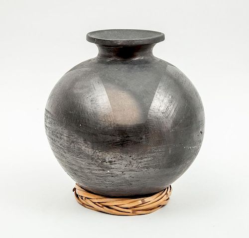 MEXICAN BLACK POTTERY OVOID VESSEL