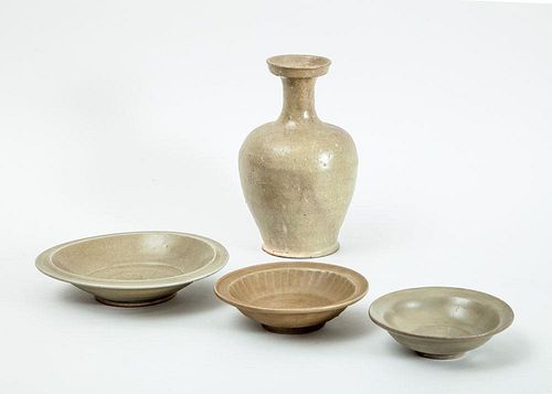LONGQUAN STYLE TAN CELADON-GLAZED VASE AND THREE DISHES