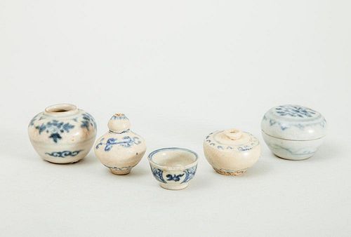 GROUP OF FIVE CHINESE PORCELAIN MINIATURE ARTICLES
