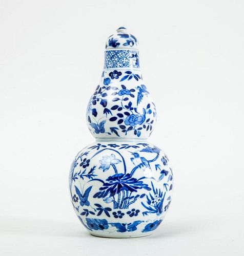 CHINESE BLUE AND WHITE PORCELAIN DOUBLE GOURD-FORM VASE WITH ASSOCIATED COVER