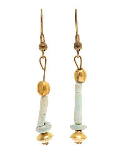 Pair of long earrings in motion. Rome, 2nd-3rd century AD. 
In gold and stones.
