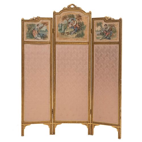 Biombo. Origen europeo, SXX. Elaborado en madera dorada. 3 Paneles de tela color rosa. Con escenas galantes y costumbristas.