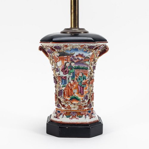 CHINESE EXPORT MANDARIN PORCELAIN TABLE LAMP