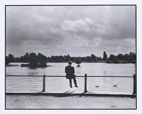 Capa, Cornell Alec Guinness studying his lines. London, England. 1952. Späterer Abzug nach der Photographie von 1952. C-Print auf Photopapier. 15 x 15