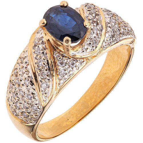 RING WITH SAPPHIRES AND DIAMONDS IN 14K YELLOW GOLD 1 Oval cut sapphire ~0.92 ct, Brilliant cut diamonds ~0.24 ct | ANILLO CON ZAFIRO Y DIAMANTES EN O