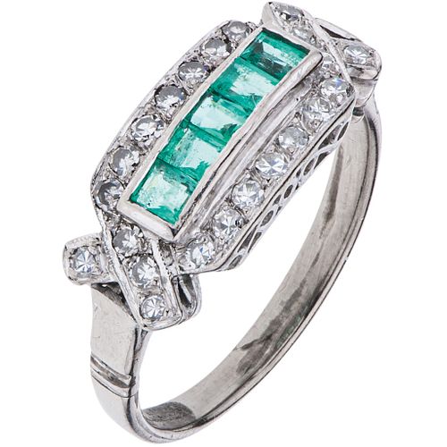 RING WTIH EMERALDS AND DIAMONDS IN PALLADIUM SILVER Square cut emeralds ~0.25 ct, 8x8 cut diamonds ~0.20 ct. Weight: 2.7 g | ANILLO CON ESMERALDAS Y D