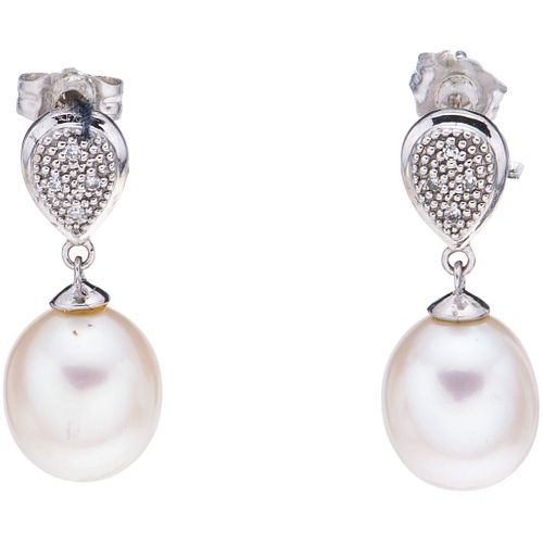 PAIR OF EARRINGS WITH CULTURED PEARLS AND DIAMONDS IN 14K WHITE GOLD White pearls, 8x8 cut diamonds ~0.04 ct. Weight: 3.0 g | PAR DE ARETES CON PERLAS