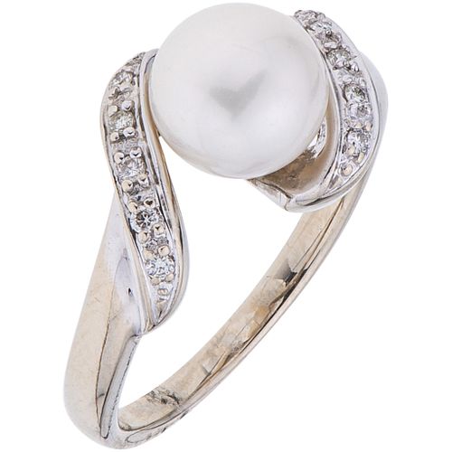 RING WITH CULTURED PEARL AND DIAMONDS IN 14K WHITE GOLD 1 White pearl, Brilliant cut diamonds ~0.05 ct. Weight: 4.0 g | ANILLO CON PERLA CULTIVADA Y D