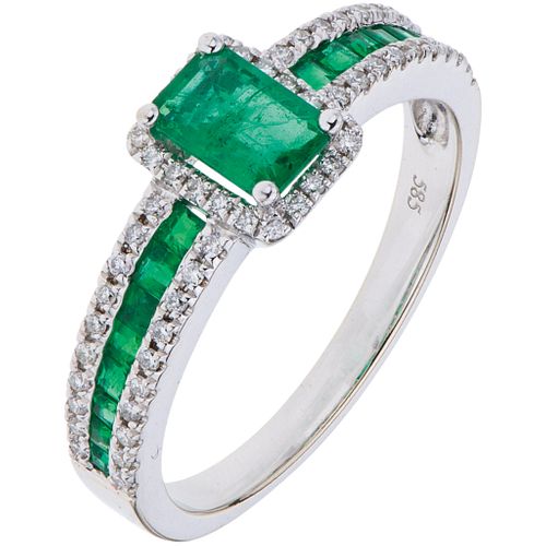 RING WITH EMERALDS AND DIAMONDS IN 14K WHITE GOLD Rectangular and square cut emeralds ~0.56 ct, Brilliant cut diamonds | ANILLO CON ESMERALDAS Y DIAMA