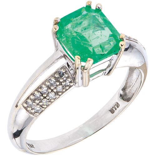RING WITH EMERALD AND DIAMONDS IN 14K WHITE GOLD 1 Octagonal cut emerald ~1.40 ct, 8x8 cut diamonds ~0.10 ct | ANILLO CON ESMERALDA Y DIAMANTES EN ORO