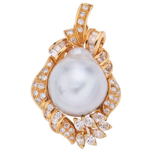 PENDANT WITH GOURD PEARL AND DIAMONDS IN 18K YELLOW GOLD Diamonds (different cuts) ~1.20 ct. Weight: 9.1 g | PENDIENTE CON PERLA CALABAZO Y DIAMANTES 