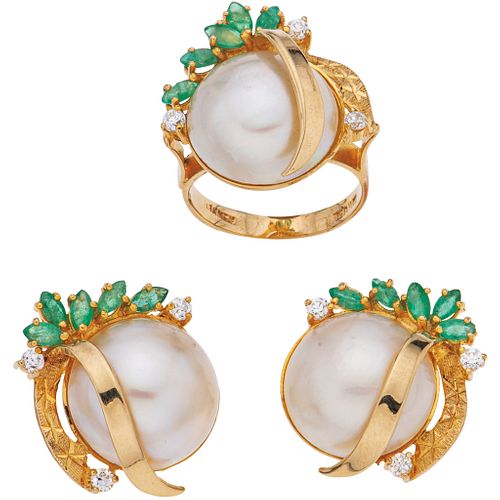 SET OF RING AND PAIR OF EARRINGS WITH HALF PEARLS, EMERALDS AND DIAMONDS IN 14K YELLOW GOLD Weight: 14.3 g | JUEGO DE ANILLO Y PAR DE ARETES CON MEDIA