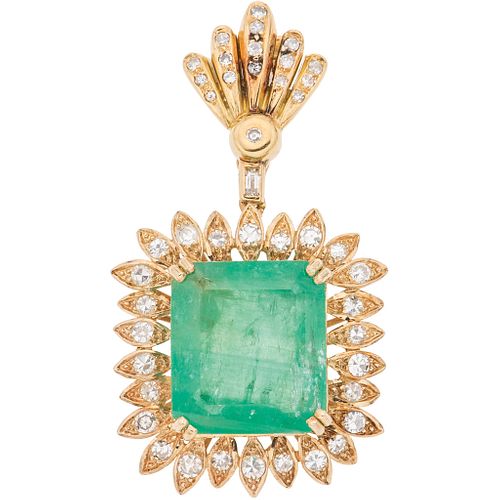 PENDANT WITH EMERALD AND DIAMONDS IN 14K YELLOW GOLD 1 Emerald cut emerald ~20.0 ct, Diamonds (different cuts) | PENDIENTE CON ESMERALDA Y DIAMANTES E