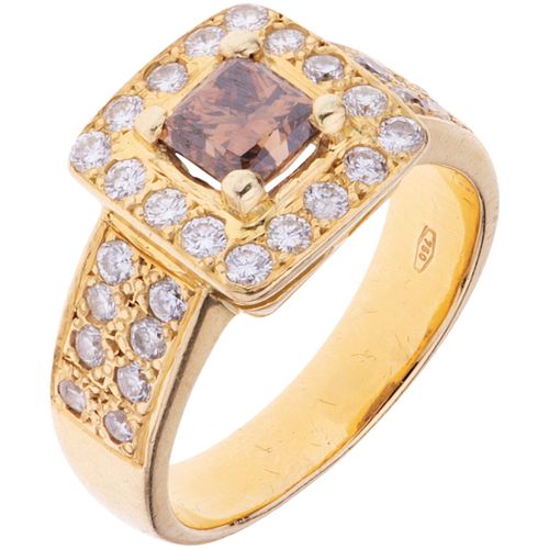 RING WITH DIAMONDS IN 18K YELLOW GOLD 1 Princess cut diamond ~1.50 ct Clarity: VS1-VS2 Color: champagne. Size: 9 ½ | ANILLO CON DIAMANTES EN ORO AMARI