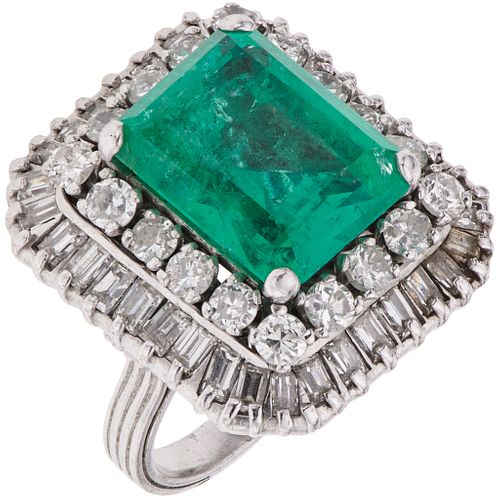 RING WITH EMERALD AND DIAMONDS IN PALLADIUM SILVER 1 Octagonal cut emerald ~7.0 ct, Diamonds (different cuts) ~2.30 ct | ANILLO CON ESMERALDA Y DIAMAN