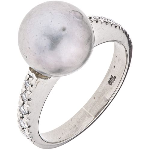RING WITH CULTURED PEARL AND DIAMONDS IN 18K WHITE GOLD 1 Grey colored pearl, Brilliant cut diamonds ~0.10 ct. Size: 8 ½ | ANILLO CON PERLA CULTIVADA 