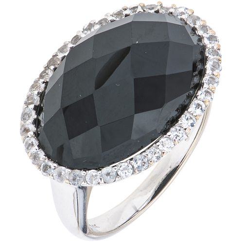 RING WITH ONYX AND TOPAZ IN 14K WHITE GOLD Faceted onyx, Round cut white topaz ~0.50 ct. Weight: 7.2 g. Size: 7 ½ | ANILLO CON ÓNIX Y TOPACIOS EN ORO 