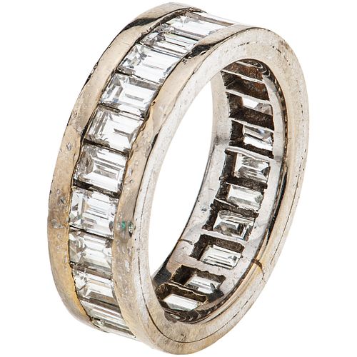 ETERNITY RING WITH DIAMONDS IN 18K WHITE GOLD Baguette cut diamonds ~2.25 ct. Weight: 7.5 g | CHURUMBELA CON DIAMANTES EN ORO BLANCO DE 18K con diaman