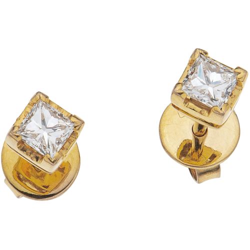 PAIR OF STUD EARRINGS WITH DIAMONDS IN 14K YELLOW GOLD Princess cut diamonds ~0.50 ct Clarity: VS1-VS2 Color: H-I | PAR DE BROQUELES CON DIAMANTES EN 