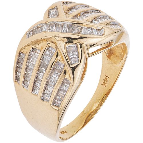 RING WITH DIAMONDS IN 14K YELLOW GOLD Trapezoide baguette cut diamonds ~1.10 ct. Weight: 7.5 g. Size: 10 ½ | ANILLO CON DIAMANTES EN ORO AMARILLO DE 1