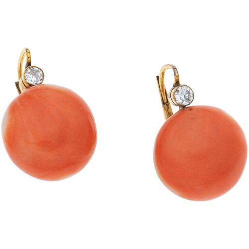 PAIR OF EARRINGS WITH CORALS AND DIAMONDS IN 10K YELLOW GOLD AND LEVER BACK IN BASE METAL Brilliant cut diamonds ~0.20 ct | PAR DE ARETES CON CORALES 