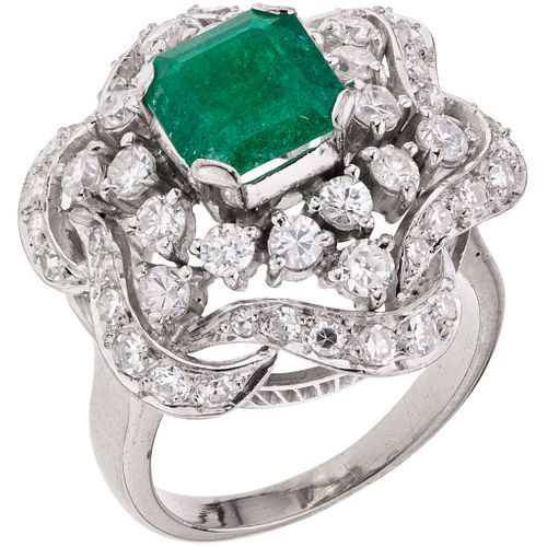 RING WITH EMERALD AND DIAMONDS IN 14K WHITE GOLD 1 Square cut emerald ~1.20 ct, Brilliant and 8x8 cut diamond | ANILLO CON ESMERALDA Y DIAMANTES EN OR