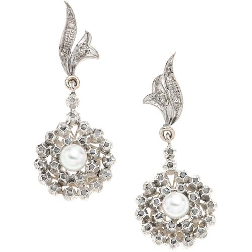 PAIR OF EARRINGS WITH CULTURED PEARLS AND DIAMONDS IN PALLADIUM SILVER, SILVER AND 10K WHITE GOLD Weight: 14.8 g | PAR DE ARETES CON PERLAS CULTIVADAS