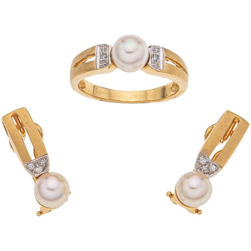 SET OF RING AND PAIR OF EARRINGS WITH CULTURED PEARLS AND DIAMONDS IN 14K YELLOW GOLD White pearls, Brilliant cut diamonds | JUEGO DE ANILLO Y PAR DE 