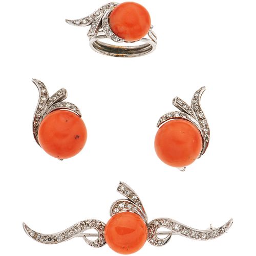 SET OF BROOCH, RING AND PAIR OF EARRINGS WITH CORALS AND DIAMONDS IN PALLADIUM SILVER Orange corals, 8x8 cut diamonds | JUEGO DE PRENDEDOR, ANILLO Y P