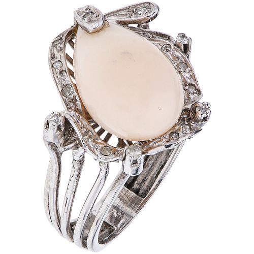 RING WITH CORAL AND DIAMONDS IN PALLADIUM SILVER 1 Cabochon cut pink coral, 8x8 cut diamonds ~0.08 ct. Weight: 7.3 g. Size: 8 | ANILLO CON CORAL Y DIA