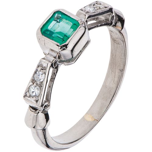 RING WITH EMERALD AND DIAMONDS IN 14K WHITE GOLD 1 Square cut emerald ~0.30 ct, 8x8 cut diamonds ~0.6 ct | ANILLO CON ESMERALDA Y DIAMANTES EN ORO BLA