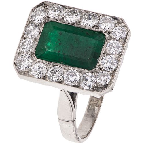 RING WITH EMERALD AND DIAMONDS IN PALLADIUM SILVER 1 Rectangular cut emerald ~2.0 ct, Brilliant cut diamonds ~0.80 ct | ANILLO CON ESMERALDA Y DIAMANT