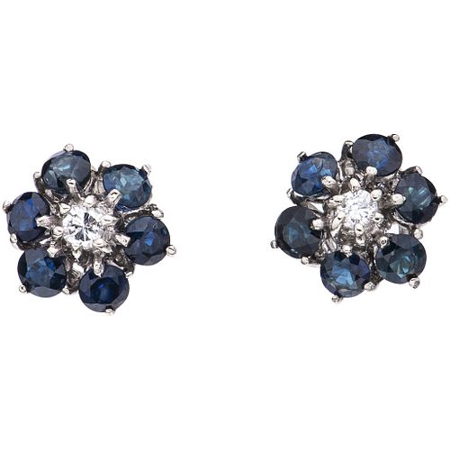 PAIR OF STUD EARRINGS WITH SAPPHIRES AND DIAMONDS IN 10K WHITE GOLD, PALLADIUM SILVER AND STUDS IN 14K YELLOW GOLD, Weight: 2.8 g | PAR DE BROQUELES C