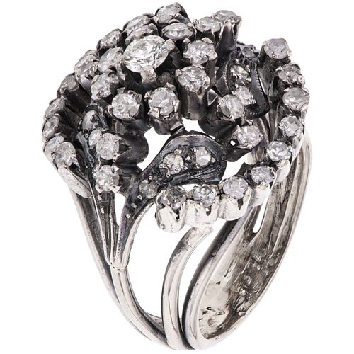 RING WITH DIAMONDS IN PALLADIUM SILVER Brilliant and 8x8 cut diamonds ~1.10 ct. Weight: 7.1 g. Size: 5 ½ | ANILLO CON DIAMANTES EN PLATA PALADIO con d