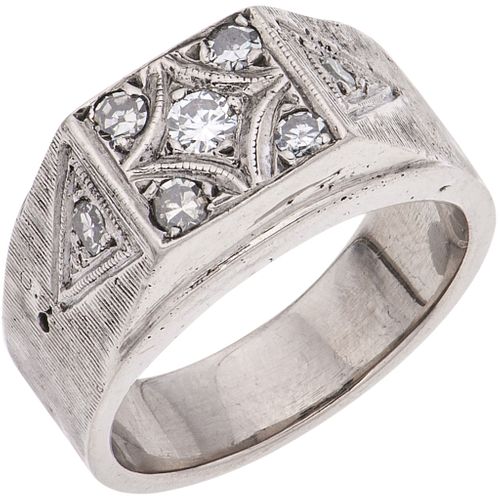 RING WITH DIAMONDS IN PALLADIUM SILVER Brilliant and 8x8 cut diamonds ~0.57 ct. Weight: 13.6 g. Size: 9 ½ | ANILLO CON DIAMANTES EN PLATA PALADIO con 