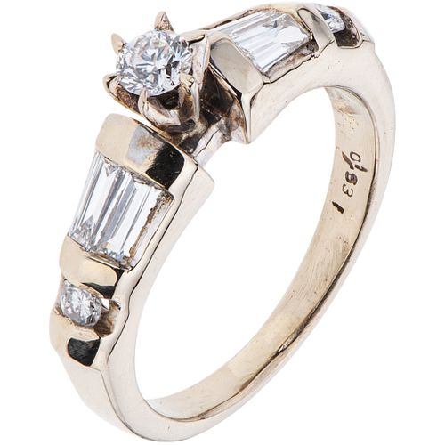 RING WITH DIAMONDS IN 18K WHITE GOLD Brillante and trapezoide baguette cut diamonds ~0.45 ct. Weight: 5.2 g. Size: 6 ¼ | ANILLO CON DIAMANTES EN ORO B