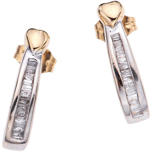 PAIR OF EARRINGS WITH DIAMONDS IN WHITE AND YELLOW 14K GOLD Trapezoid baguette cut diamonds ~0.20 ct. Weight: 2.7 g | PAR DE ARETES CON DIAMANTES EN O