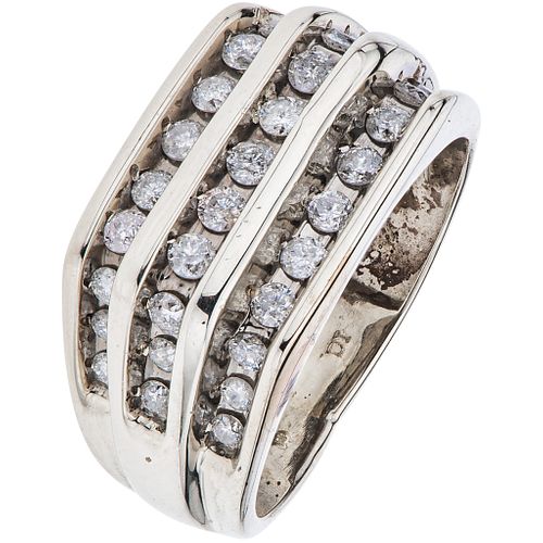 RING WITH DIAMONDS IN 10K WHITE GOLD Brilliant cut diamonds ~0.80 ct. Size: 8 ¼ | ANILLO CON DIAMANTES EN ORO BLANCO DE 10K con diamantes corte brilla